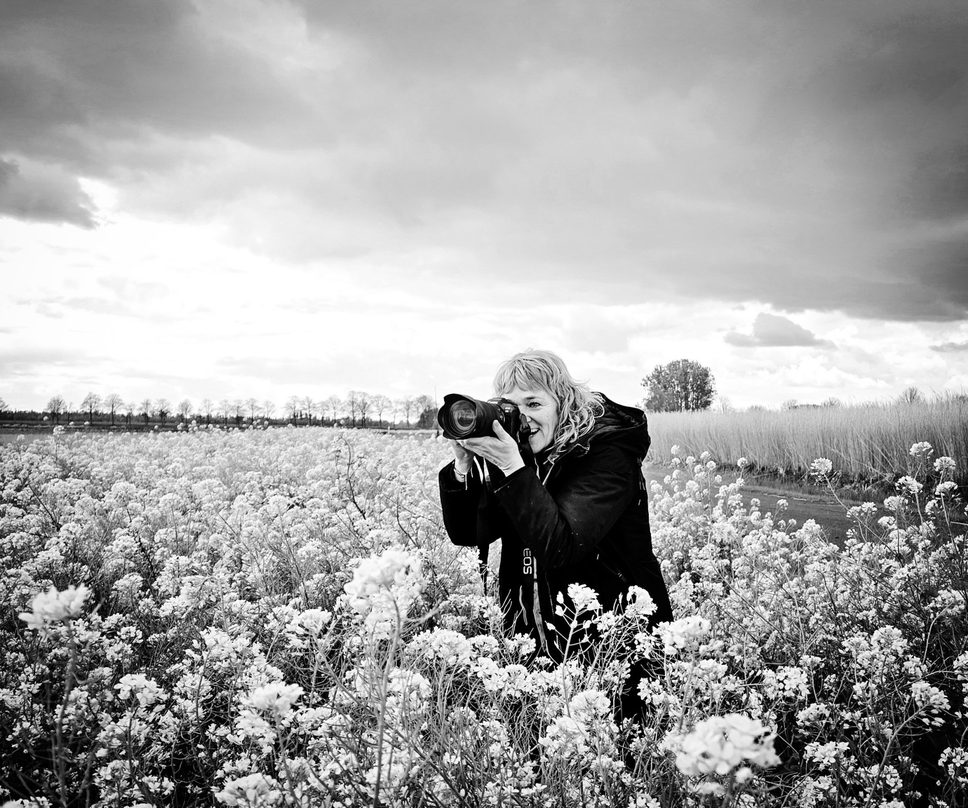 Cecile van Cecile takes Pictures in actie in een weiland met bloemen