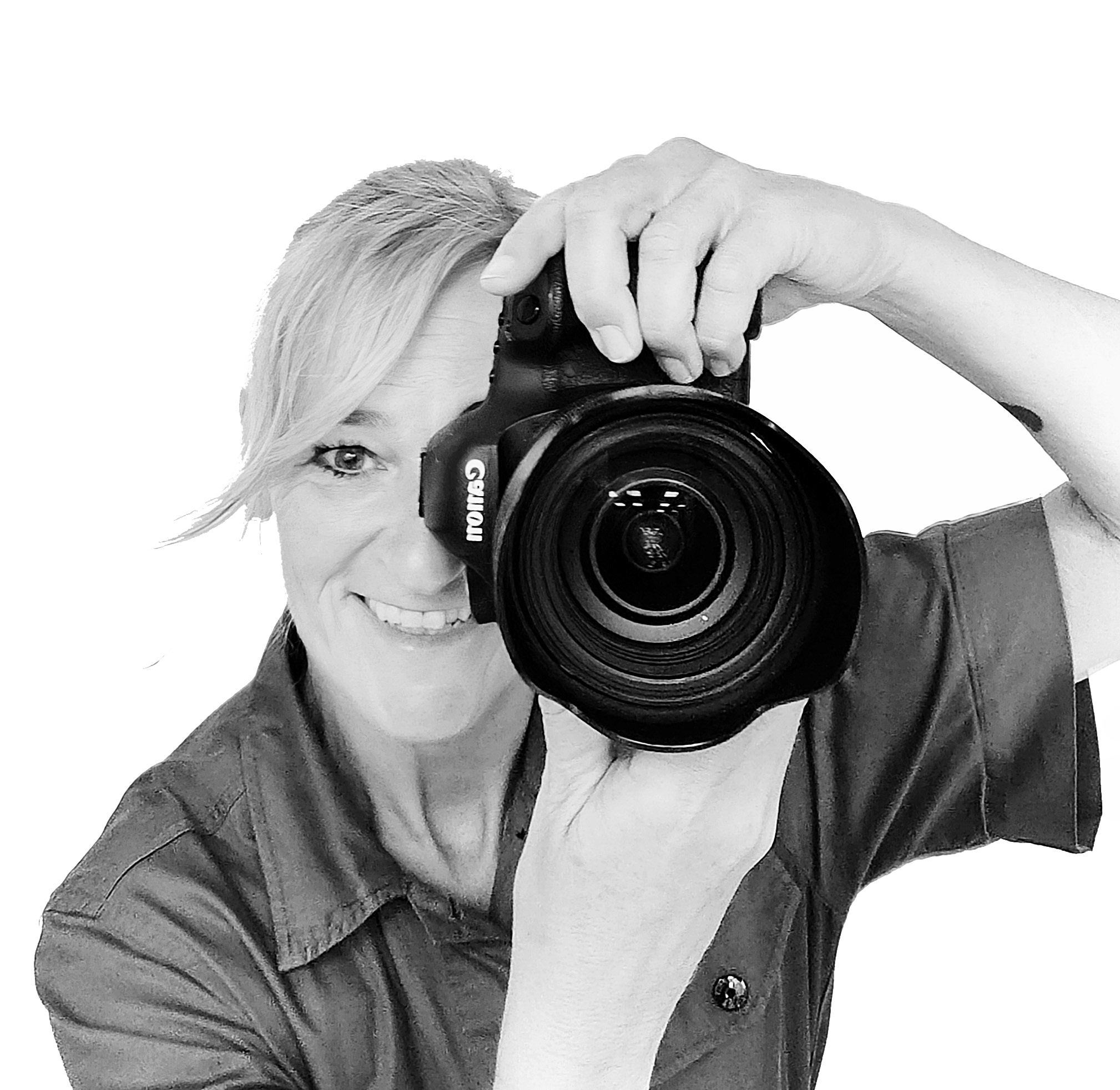 Cecile kijkend in de lens van de camera met grote lens