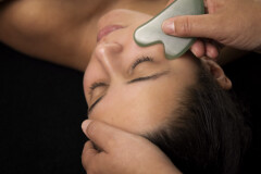 Foto van een beauty salon die Cecile heeft gemaakt van een hoofd met ogen dicht die geniet van een behandeling